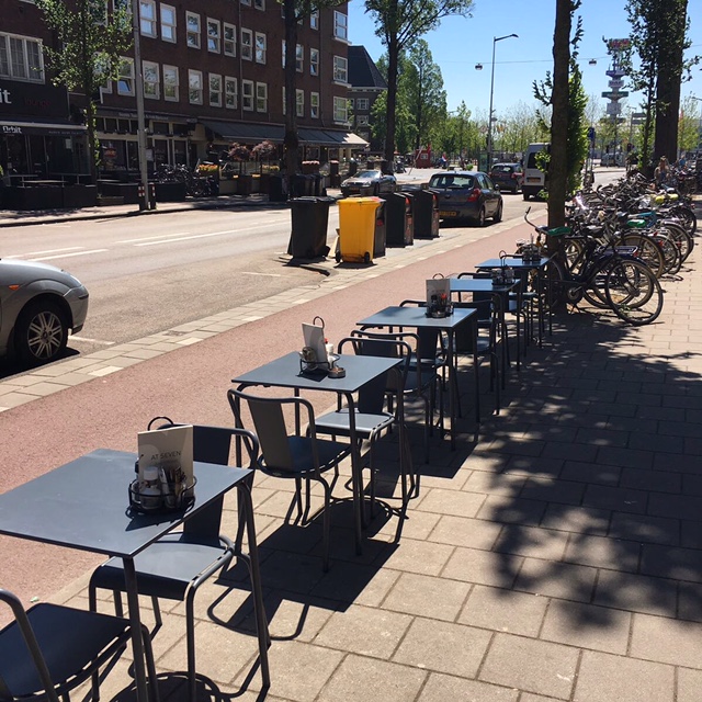 Adico stoelen op terras Seven Amsterdam